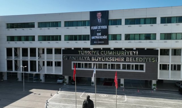 Antalya Büyükşehir Belediyesi binasına Ferdi Zeyrek posteri asıldı: "Seni Unutmayacağız"