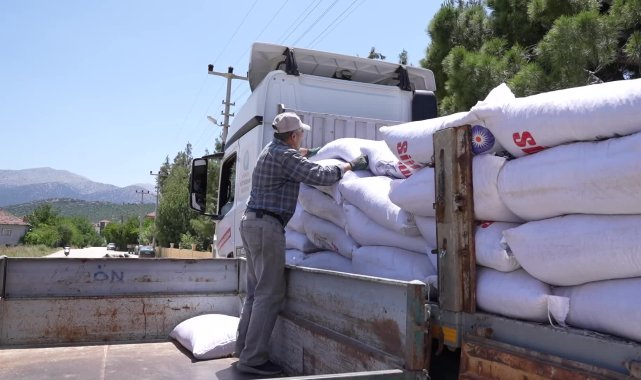 Antalya Büyükşehir Belediyesi'nden Korkutelili çiftçiye yem desteği