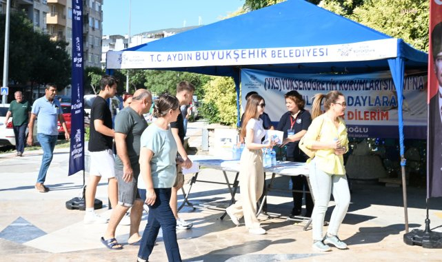 Aydın Büyükşehir Belediyesi'nden YKS'ye giren öğrencilere ve velilerine su ikramı