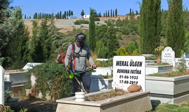 Ayvalık Belediyesi'nden Kurban Bayramı öncesi mezarlıklarda temizlik çalışması