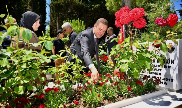 Balıkesir Büyükşehir Belediye Başkanı Akın, şehit aileleri ile bayramlaştı