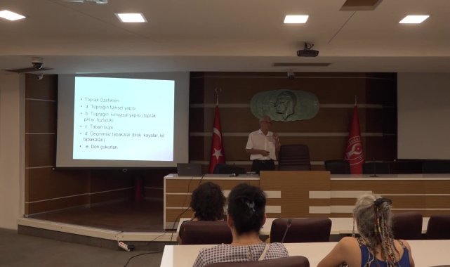 Bornova'da üreticiye bilimsel destek: Prof. Dr. Ünal, meyvecilikte doğru bilinen yanlışları anlattı
