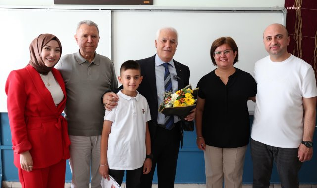 Bursa Büyükşehir Belediye Başkanı Bozbey, öğrencilerin karne sevincine ortak oldu
