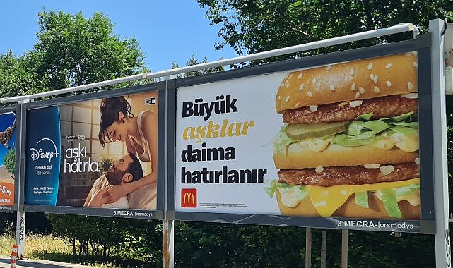 Disney Plus ve McDonald's Türkiye'den billboardlarda yüz gülümseten aşk hikayesi