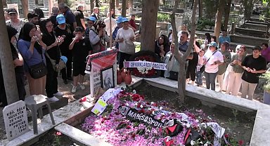 Ferdi Zeyrek'in mezarına ziyaretçi akını: Onun gibisi bir daha gelmez