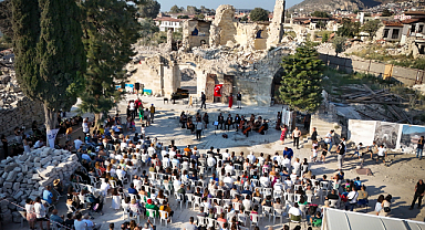 Hatay'da depremde yıkılan Ortodoks Kilisesi'nde etkinlik: Bu anıt bir taş değil, kültürel mirastır