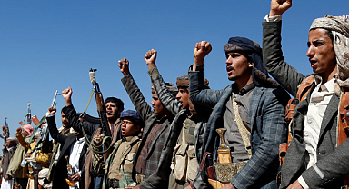 İsrail'in İran'a saldırısı sonrasında Yemen'deki Husilerden İsrail'e füze saldırısı