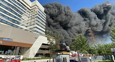 İzmir Büyükşehir Belediye Başkanı Tugay: "İtfaiyemiz, yangının hastaneye sıçramasını önledi, söndürme çalışmaları sürüyor"