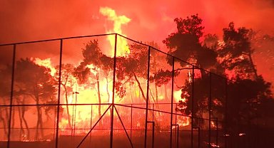 İzmir Büyükşehir Belediye Başkanı Tugay yangından etkilenen vatandaşları ziyaret etti 