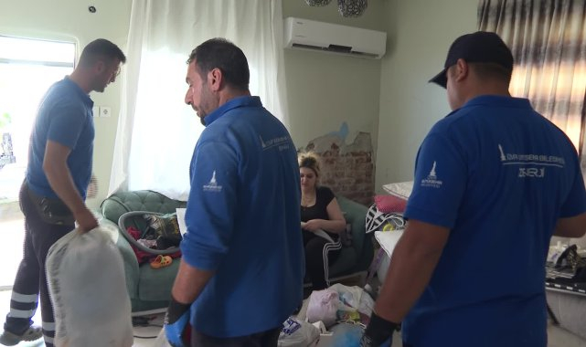 İzmir Büyükşehir Belediyesi evi zarar gören aileyi, Uzundere konutlarına taşıdı