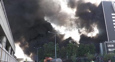 İzmir Konak'taki yangın büyüyor, hastaneden tahliyeler başladı 