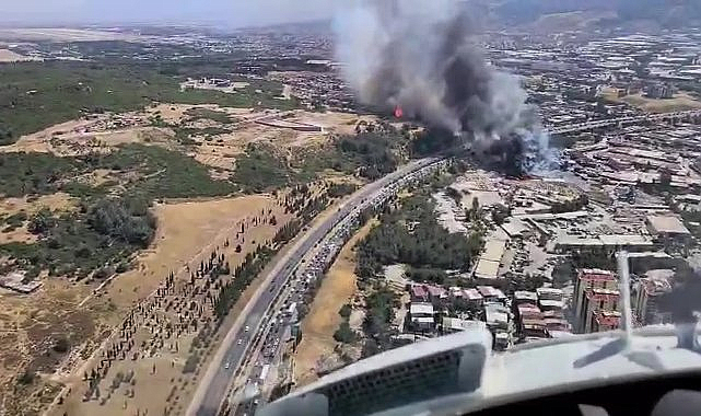 İzmir'in Gaziemir ilçesinde yangın çıktı, bazı otoyol çıkışları trafiğe kapatıldı