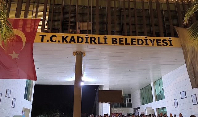 Kadirli Belediyesi'ne taşlı saldırı
