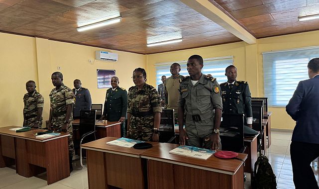 Kamerun Harp Okulu'ndaki dershanede, Türkiye'de eğitim alacak Kamerunlu askeri lise öğrencilere ilk Türkçe ders verildi