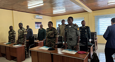 Kamerun Harp Okulu'ndaki dershanede, Türkiye'de eğitim alacak Kamerunlu askeri lise öğrencilere ilk Türkçe ders verildi