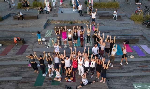 Karşıyaka Belediyesi'nden Bostanlı sahilinde yoga buluşması