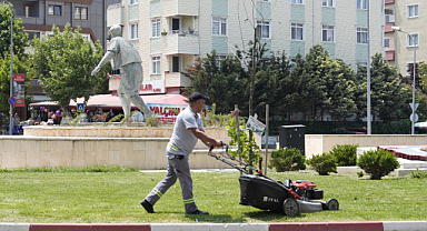 Kartal'ın parklarında yaz temizliği devam ediyor