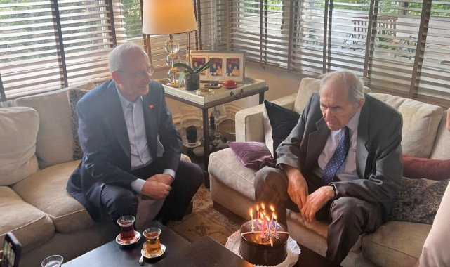 Kemal Kılıçdaroğlu, CHP'nin 6. Genel Başkanı Altan Öymen'i ziyaret etti