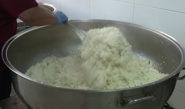 Konak'ta kurban bağışları, ihtiyaç sahiplerinin sofrasına ulaşıyor