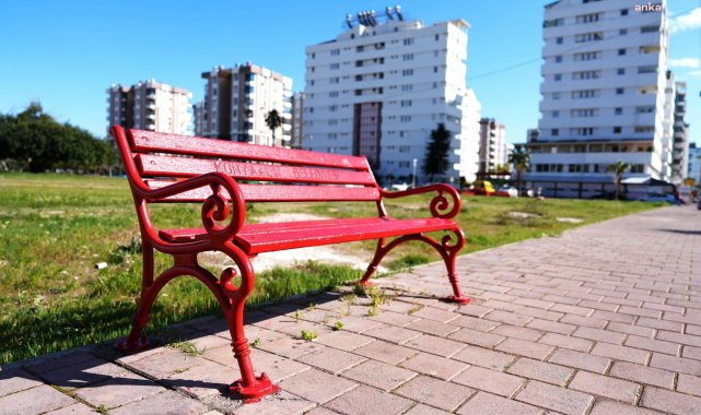 Konyaaltı'nda banklar renkleniyor