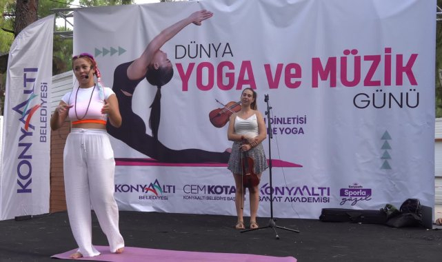 Konyaaltılılar keman dinletisi eşliğinde yoga yaptı