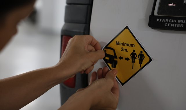 Marmaris Belediyesi'nden araçlara uyarı çıkartması: "Bisiklet ile 2 Metre Mesafe"