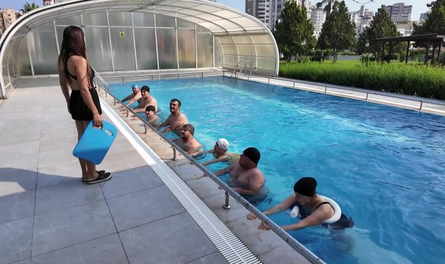Mersin'de özel gereksinimli bireyler yazın tadını yüzme kursu ile çıkartıyor