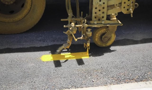 Muğla Büyükşehir Belediyesi, 13 ilçede trafik güvenliği için yol çizgi çalışmalarını sürdürüyor