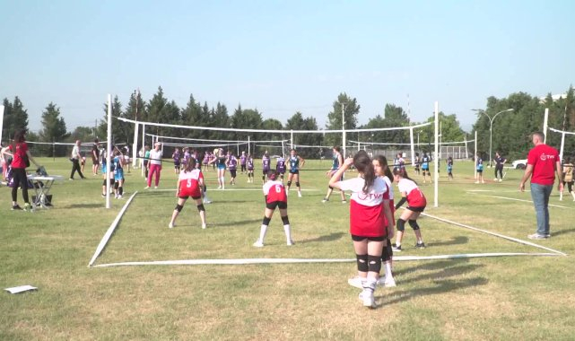 Osmangazi Belediyesi'nden kız çocukları için "Mini Voleybol Şenliği"