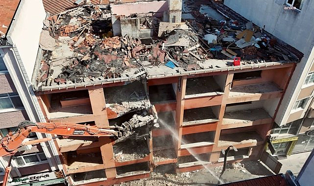 Silivri Belediyesi, ilçede risk oluşturan yapıları yıkıyor