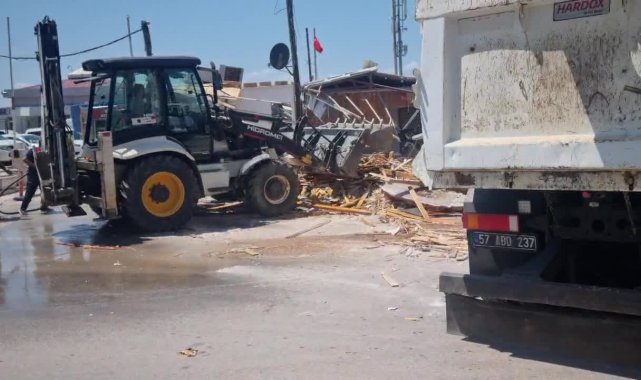 Sinop'ta mevzuata aykırı 5 kulübe, belediye ekipleri tarafından kaldırıldı