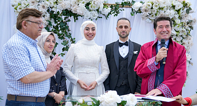 Tarihi Hasan Paşa Asker Hamamı Müzesi'ndeki ilk nikahı, Ortahisar Belediye Başkanı Kaya kıydı