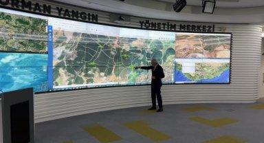 Tarım ve Orman Bakanı Yumaklı, İzmir'deki orman yangınını Yangın Yönetim Merkezi'nden takip ediyor