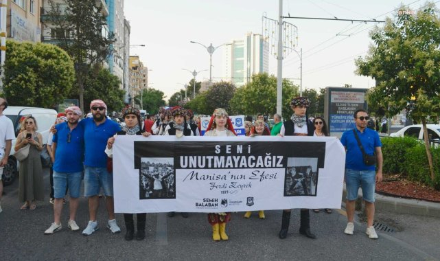 Yunusemre Belediyespor Halk Oyunları Ekibi, ikincilik kupasını Ferdi Zeyrek'e armağan etti