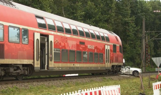 Almanya'nın Aşağı Saksonya eyaletinde tren, otomobile çarptı, iki kişi hayatını kaybetti