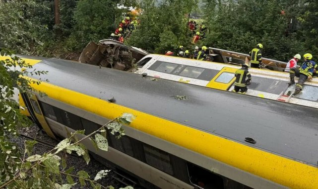 Almanya'nın Baden Württemberg eyaletindeki tren kazası: 3 kişi öldü, 30'dan fazla kişi yaralandı