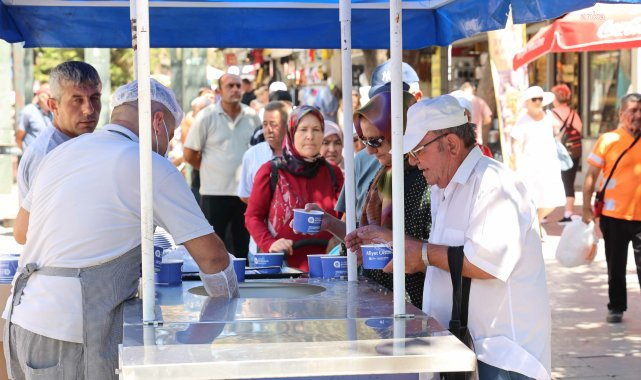Antalya Büyükşehir Belediyesi'nin geleneksel aşure ikramı başladı