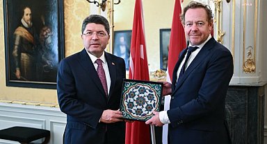 Bakan Tunç, çalınarak yurtdışına çıkarılan tarihi çiniyi teslim aldı