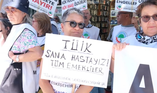 Eskişehir'de emeklilerden protesto: ''Artık TÜİK'in yalanlarına sarılmayın''