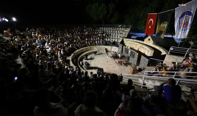"İlmik İlmik" tiyatro oyunu Selçuk'ta büyük beğeni topladı