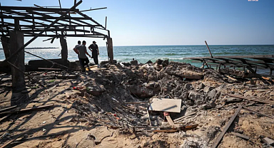 İsrail, Gazze'deki yardım merkezlerini, kafeyi ve okulu bombaladı: 95 Filistinli öldü 