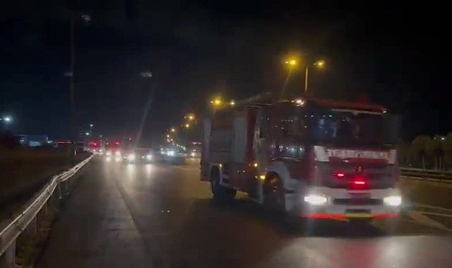 İstanbul İtfaiyesi, İzmir'deki orman yangınlarını söndürme çalışmalarına destek için 11 araç ve 38 personel gönderdi