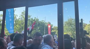 İzmir Büyükşehir Belediyesi iştiraklerinden çıkarılan işçiler Belediye Meclisinin kapısına dayandı