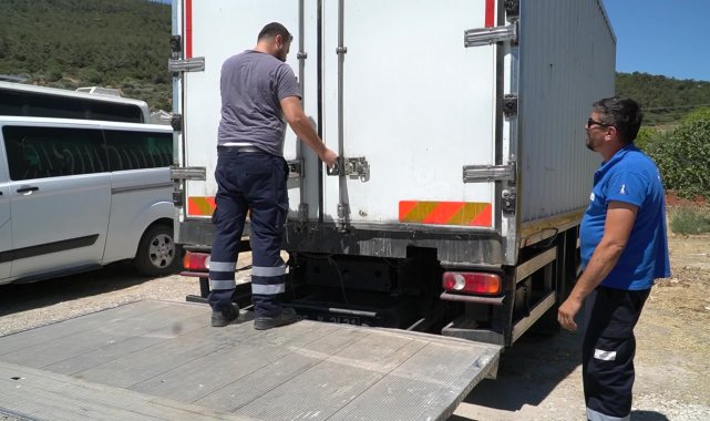 İzmir Büyükşehir'den yangın bölgesine yem desteği
