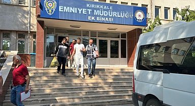 Kırıkkale'de "hırsızlık" suçundan 52 yıl cezası olan kadın, evindeki tuvalet kapısının arkasında saklanırken yakalandı