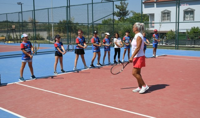 Kuşadası'nda ücretsiz tenis kurslarına yoğun ilgi