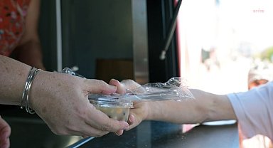 Maltepe Belediyesi, ilçenin farklı noktalarında 6 bin kişiye aşure ikram etti