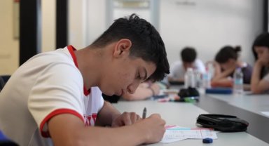 Manisa Büyükşehir Belediyesi Eğitim Kurumları öğrencisi Eryılmaz, LGS'de 500 tam puan aldı