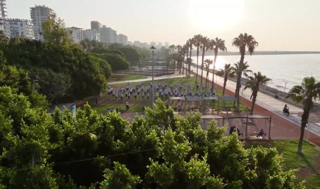 Mersinliler güne Büyükşehir Belediyesi'nin sabah sporuyla başlıyor