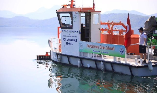 Muğla'da Köyceğiz Gölü ve Dalyan Kanalları'nda caretta carettalar için tekneyle yüzey temizliği
